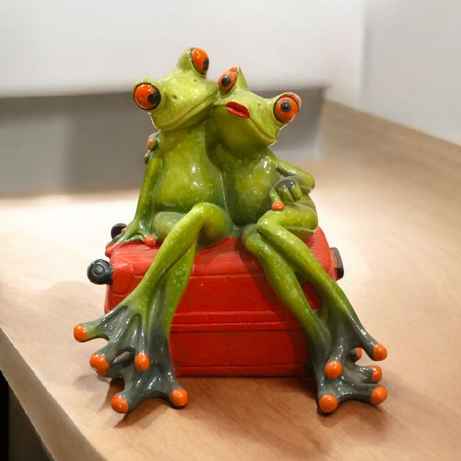 frog couple on trolly bag 1425 1